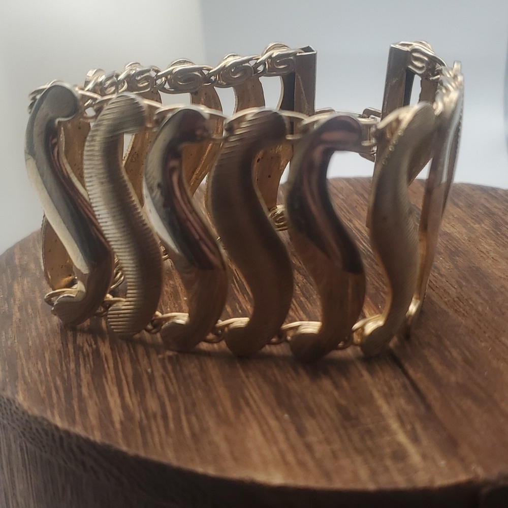 Midcentury Sweetheart B2337 romantic S wave bracelet